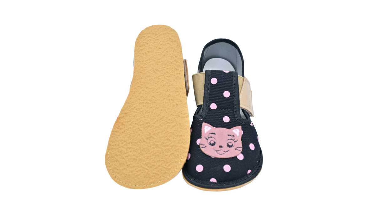 Kinderhausschuhe mit breiter Zehenbox, Klettverschluss und flacher Sohle, ein Schuh in Ansicht von unten, einer in Draufsicht