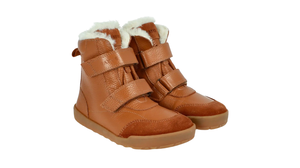 Paar Kinder-Barfußwinterstiefel mit zwei Klettverschlüssen, hohem Schaft und geschlossenen Zehen, schräge Vorderansicht