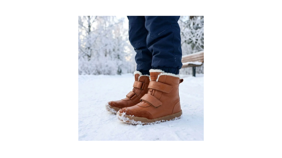 Kinder-Barfußwinterstiefel mit zwei Klettverschlüssen und hohem Schaft, am Fuß im Schnee getragen, Seitenansicht außen