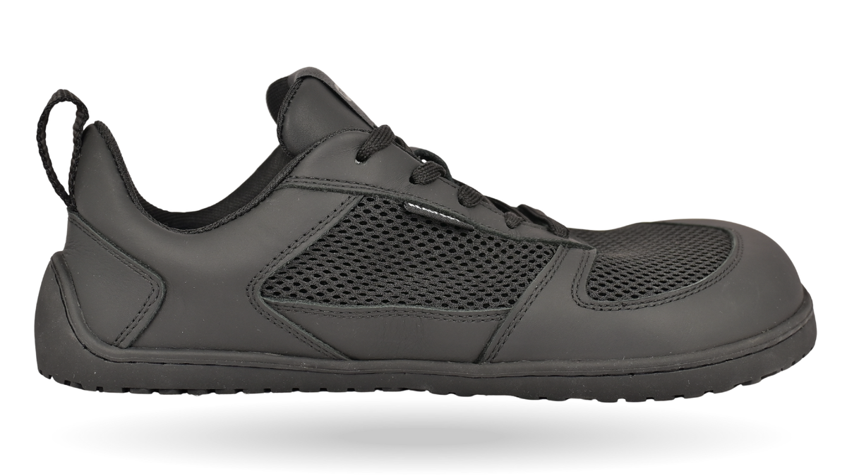 Barfußschuh mit Schnürung, breite Zehenbox, flache flexible Sohle, geschlossener Fersenbereich, Seitenansicht außen