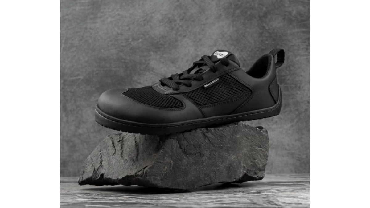 Barfußschuh mit Schnürung, breite Zehenbox, flache flexible Sohle, geschlossener Fersenbereich, schräge Vorderansicht