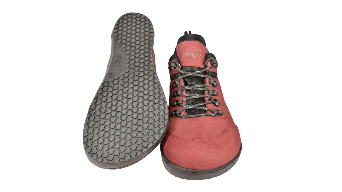 Barfußschuh mit Schnürung, breite Zehenbox, flache flexible Sohle, geschlossener Fersenbereich, getragen am Fuß, Draufsicht und Ansicht von unten als Paar