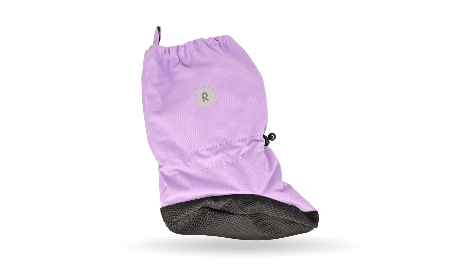 Fliederfarbene Baby-Überziehschuhe von Reima aus wasserabweisendem Material mit schwarzer Sohle und verstellbarem Gummizug.