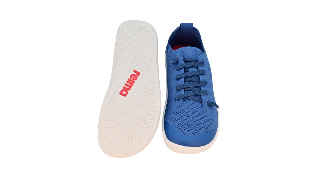Barfußschuh für Kinder und Jugendliche, geschlossene Zehenpartie, geschlossener Fersenbereich, Schnürung, gestrickter Schaft, Zuglasche, flache Sohle, Ansicht von unten und Draufsicht als Paar