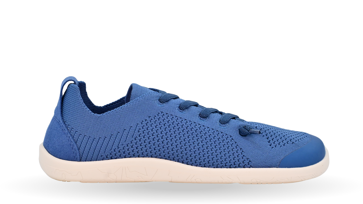 Barfußschuh für Kinder und Jugendliche, geschlossene Zehenpartie, geschlossener Fersenbereich, Schnürung, gestrickter Schaft, Zuglasche, flache Sohle, Seitenansicht außen, einzelner Schuh