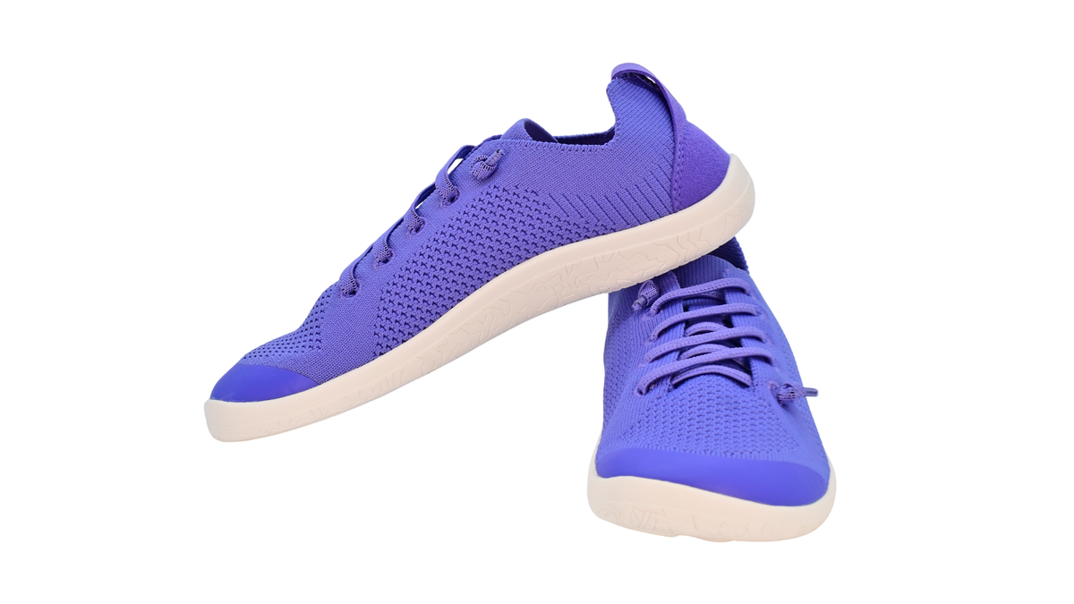 Barfußschuh für Kinder und Jugendliche, geschlossene Zehenpartie, geschlossener Fersenbereich, Schnürung, gestrickter Schaft, Zuglasche, flache Sohle, Vorderansicht und Seitenansicht als Paar