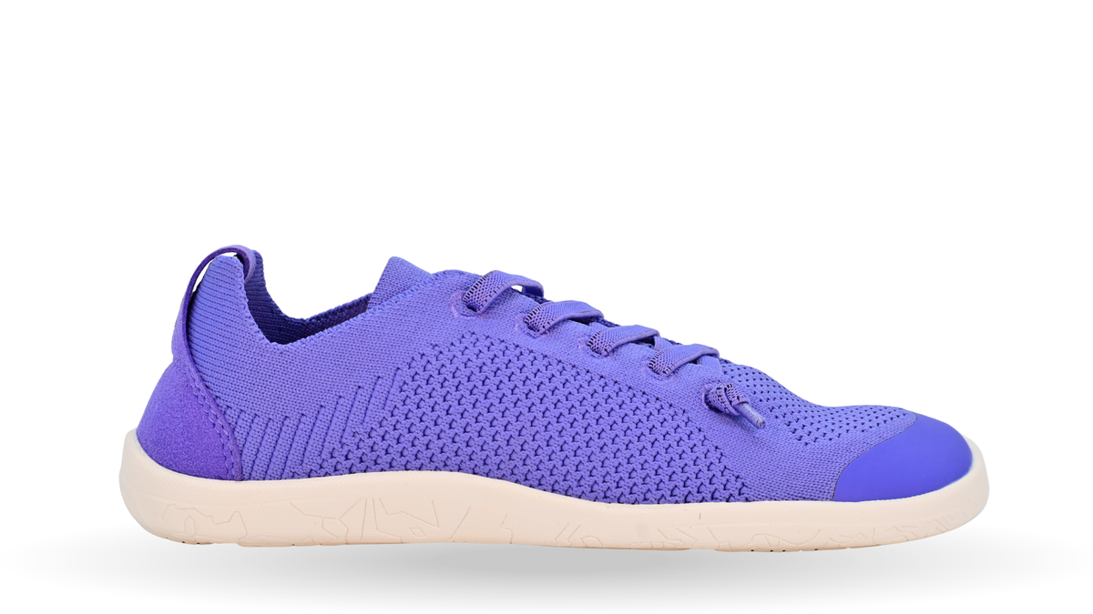Barfußschuh für Kinder und Jugendliche, geschlossene Zehenpartie, geschlossener Fersenbereich, Schnürung, gestrickter Schaft, Zuglasche, flache Sohle, Seitenansicht außen, einzelner Schuh