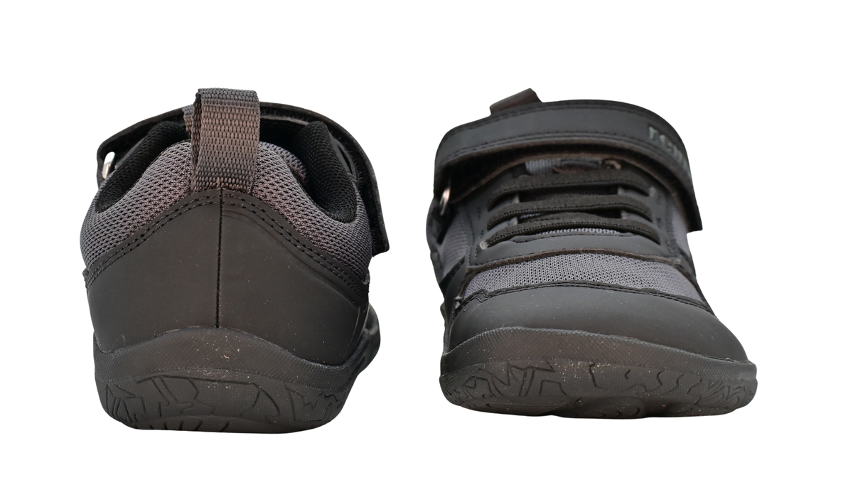 Barfußschuh für Kinder, geschlossene Zehenpartie, geschlossener Fersenbereich, Schnürung, Klettverschluss, Zuglasche, profilierte Sohle, Rück- und Vorderansicht als Paar