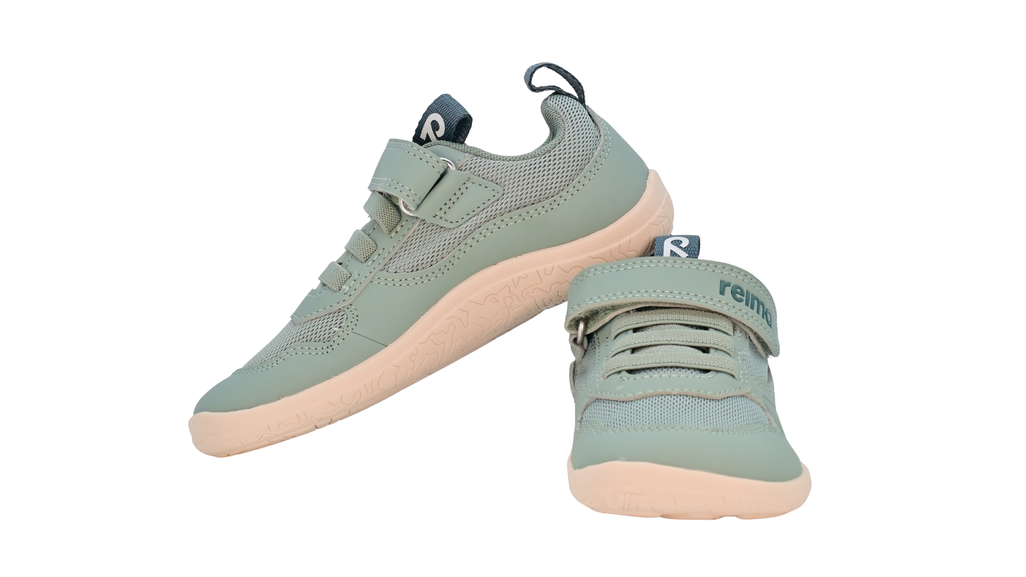 Barfußschuh für Kinder, geschlossene Zehenpartie, geschlossener Fersenbereich, Schnürung, Klettverschluss, Zuglasche, profilierte Sohle, Seiten- und Vorderansicht als Paar