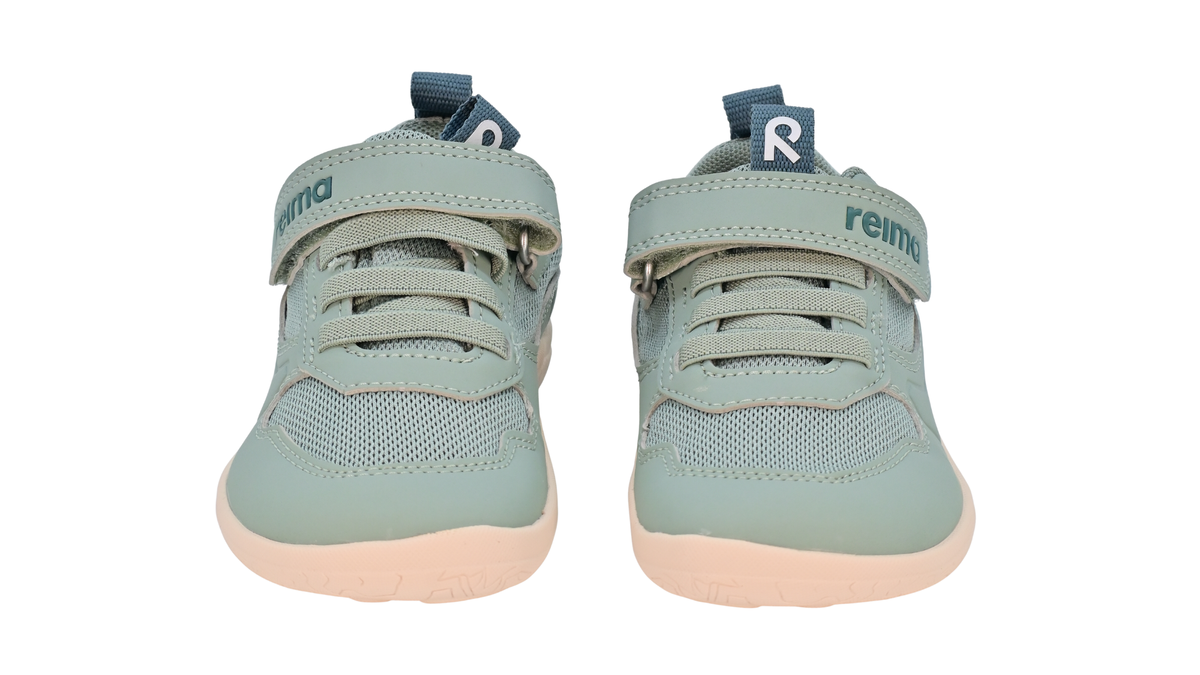 Barfußschuh für Kinder, geschlossene Zehenpartie, geschlossener Fersenbereich, Schnürung, Klettverschluss, Zuglasche, profilierte Sohle, Vorderansicht als Paar