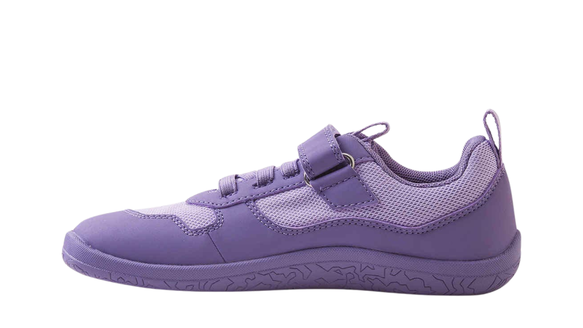 Barfußschuh für Kinder, geschlossene Zehenpartie, geschlossener Fersenbereich, Schnürung, Klettverschluss, Zuglasche, profilierte Sohle, Seitenansicht innen, einzelner Schuh