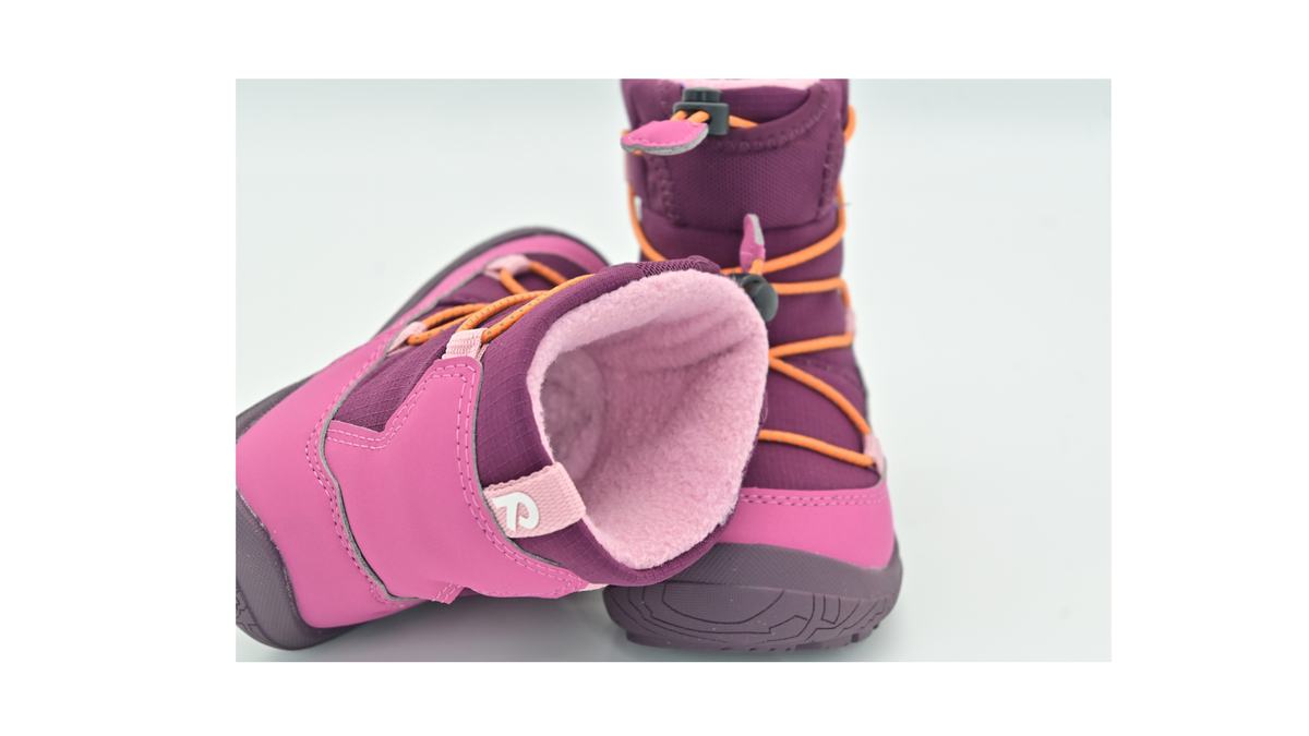 Kinder-Barfußwinterstiefel mit geöffnetem Schnellverschluss und sichtbarer Schaftöffnung, Detailansicht