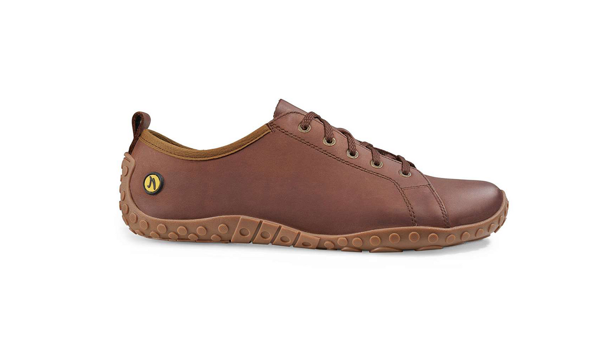 Barfußschuh mit Schnürsenkeln, geschlossener Zehenbox und geschlossenem Fersenbereich, flache flexible Sohle, Seitenansicht außen