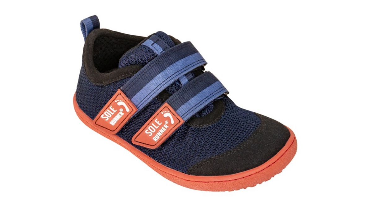 Kinder Barfußschuh, geschlossene Zehen und geschlossener Fersenbereich, zwei Klettverschlüsse, flexible Sohle, einzelner Schuh, schräge Vorderansicht