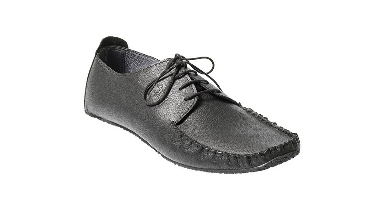 Barfußschuh, geschlossene Zehen und geschlossener Fersenbereich, Schnürsenkel, flexible Sohle, einzelner Schuh, Seitenansicht außen