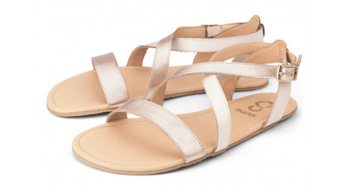 Barfußsandalen mit flexibler Sohle, Riemenkonstruktion und Fersenriemen mit Schnalle, offene Zehen und offener Fersenbereich, Paar, schräge Vorderansicht