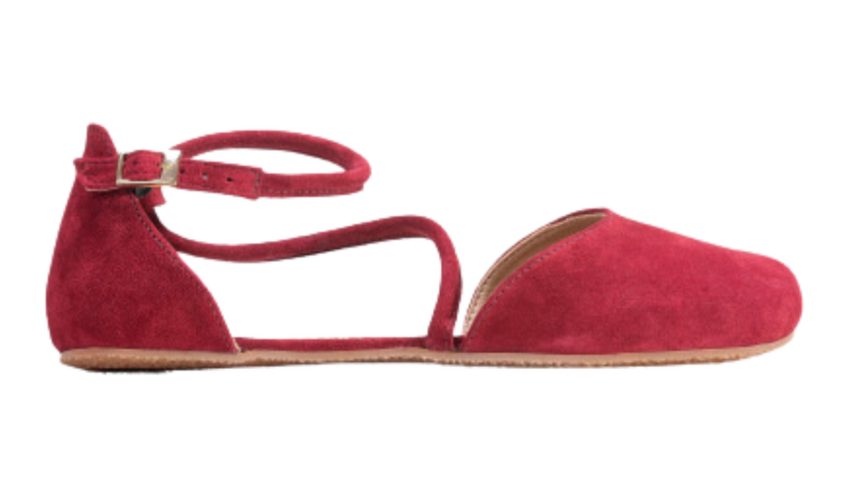 Barfußsandale mit flexibler Sohle, Riemenkonstruktion und Fersenriemen mit Schnalle, geschlossene Zehen und offener Fersenbereich, einzelner Schuh, Seitenansicht außen