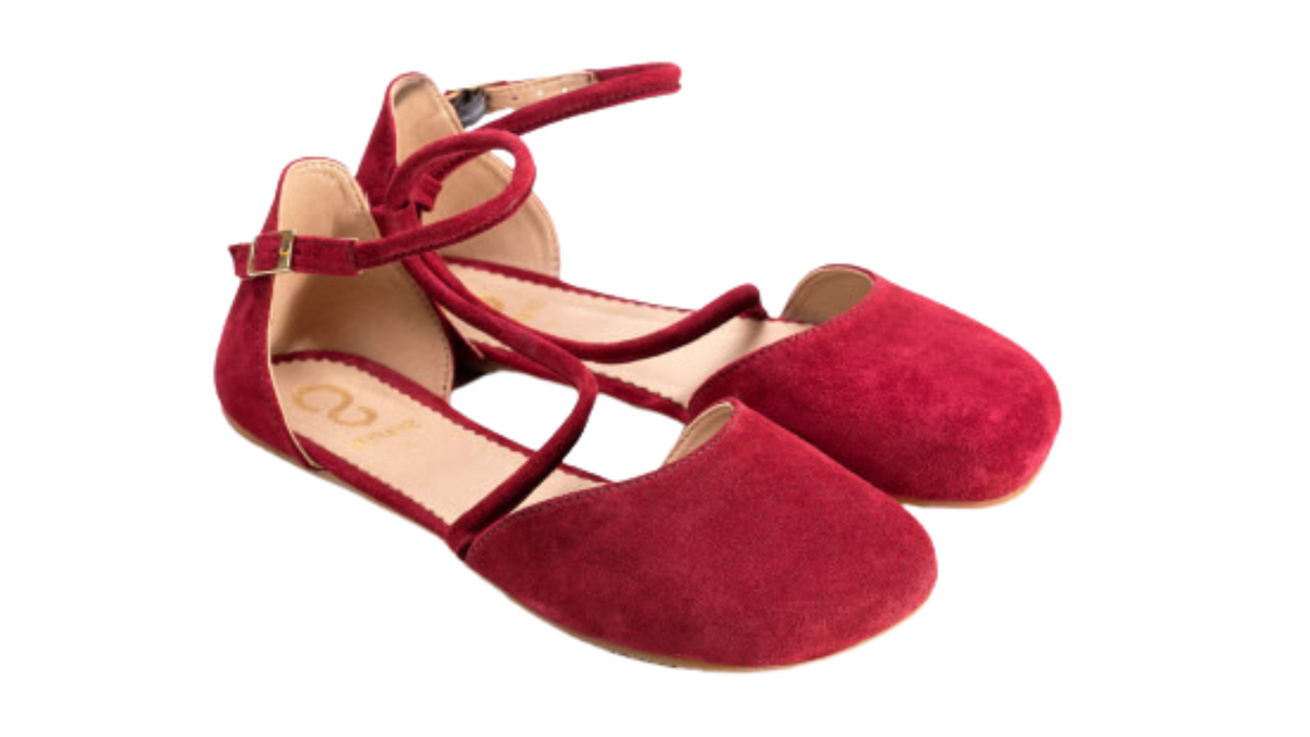 Barfußsandalen mit flexibler Sohle, Riemenkonstruktion und Fersenriemen mit Schnalle, geschlossene Zehen und offener Fersenbereich, Paar, schräge Vorderansicht