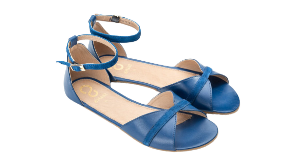 Barfußsandalen mit flexibler Sohle, Riemenkonstruktion und Fersenriemen mit Schnalle, offene Zehen und offener Fersenbereich, Paar, schräge Vorderansicht