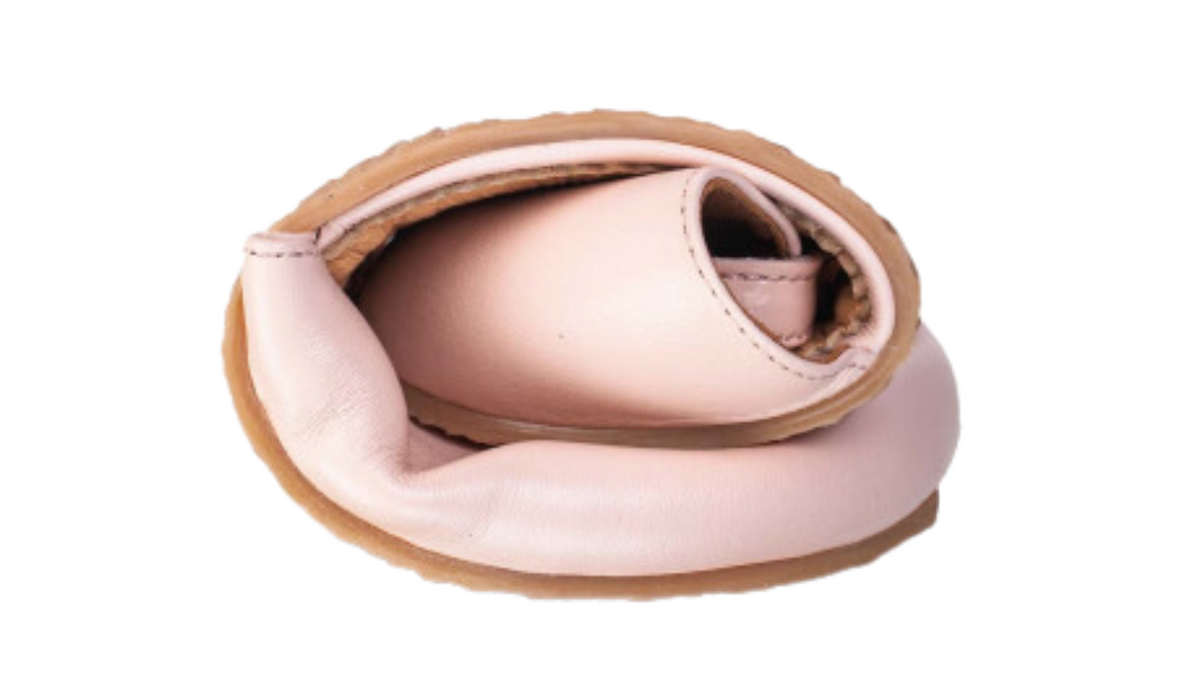 Barfußsandale mit flexibler Sohle und Riemenkonstruktion, geschlossene Zehen und geschlossener Fersenbereich, einzelner Schuh, Detailansicht, zusammengerollt