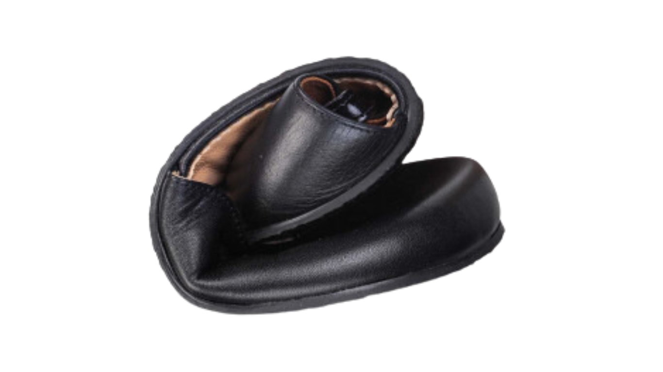 Barfußsandale mit flexibler Sohle und Riemenkonstruktion, geschlossene Zehen und geschlossener Fersenbereich, einzelner Schuh, Detailansicht, zusammengerollt