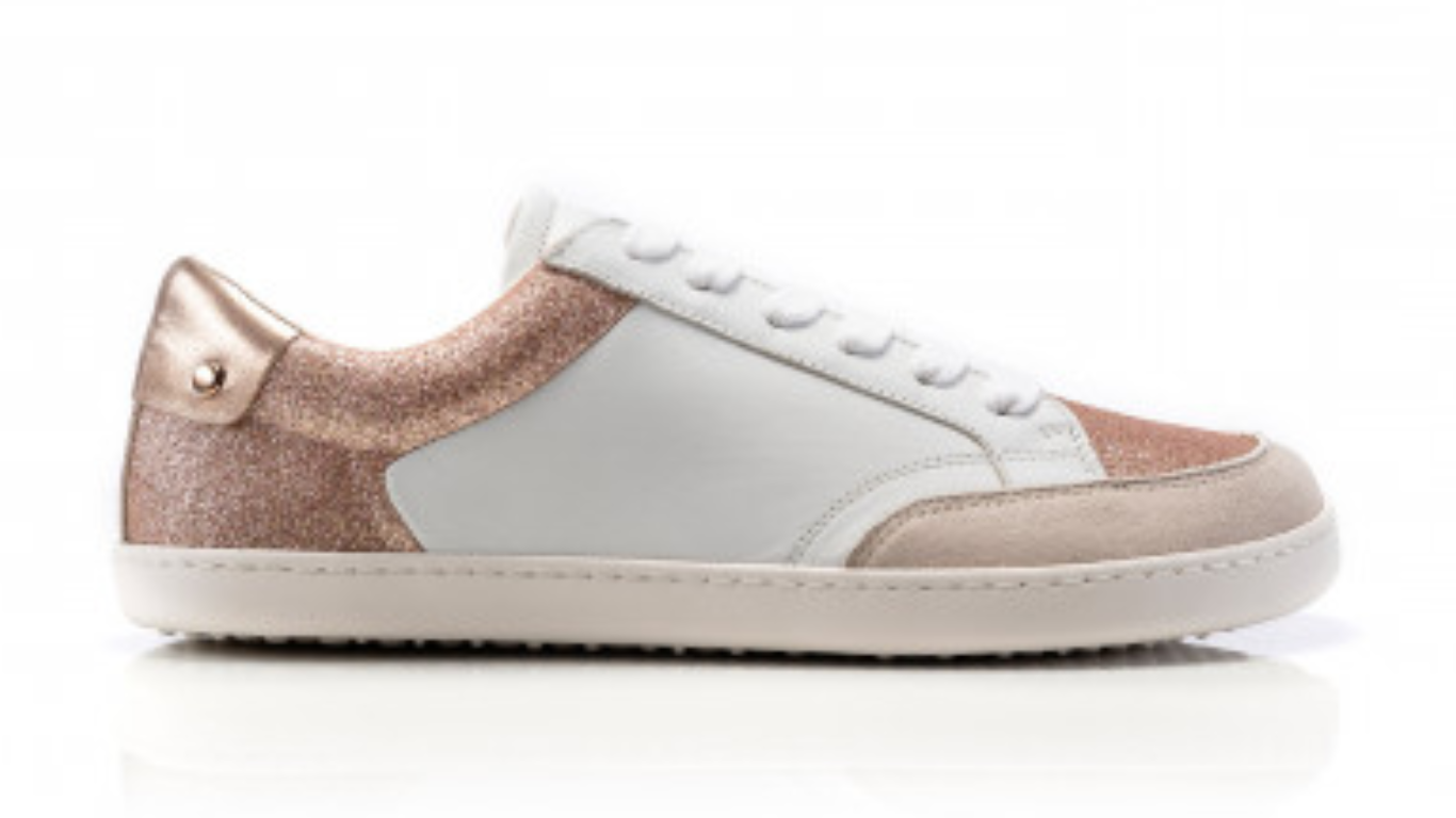 Barfußschuh mit breiter Zehenbox, flexibler Sohle und Schnürung, geschlossene Zehen und geschlossener Fersenbereich, einzelner Schuh, Seitenansicht außen