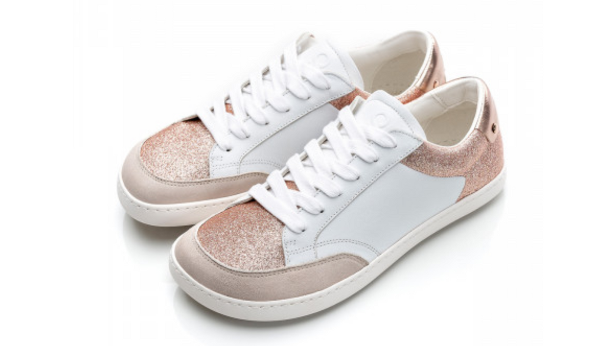 Barfußschuhe mit breiter Zehenbox, flexibler Sohle und Schnürung, geschlossene Zehen und geschlossener Fersenbereich, Paar, schräge Vorderansicht