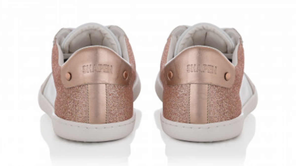 Barfußschuhe mit breiter Zehenbox, flexibler Sohle und Schnürung, geschlossene Zehen und geschlossener Fersenbereich, Paar, Rückansicht