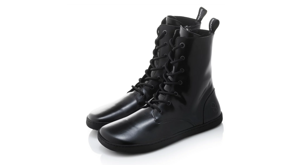 Barfußstiefel mit breiter Zehenbox, flexibler Sohle und Schnürung, geschlossene Zehen und geschlossener Fersenbereich, Paar, schräge Vorderansicht