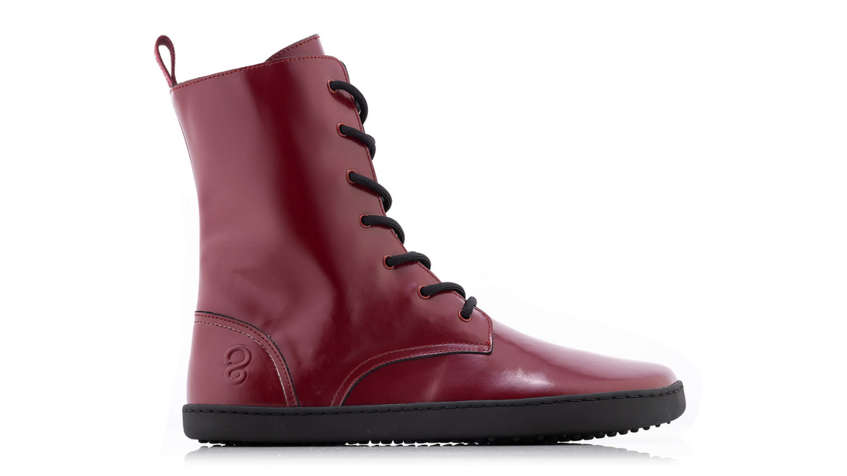 Barfußstiefel mit breiter Zehenbox, flexibler Sohle und Schnürung, geschlossene Zehen und geschlossener Fersenbereich, einzelner Schuh, Seitenansicht außen