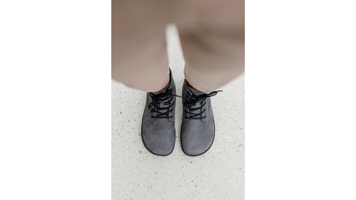 Barfußwinterstiefel, geschlossene Zehen und geschlossener Fersenbereich, Schnürung, flexible Sohle, Draufsicht, als Paar, am Fuß getragen