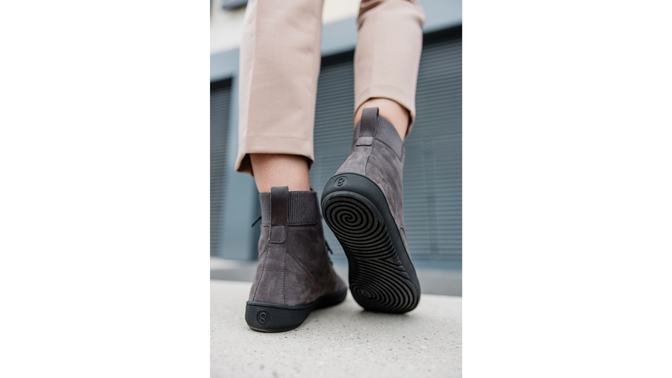 Barfußwinterstiefel, geschlossene Zehen und geschlossener Fersenbereich, Schnürung, flexible Sohle, Rückansicht, als Paar, am Fuß getragen
