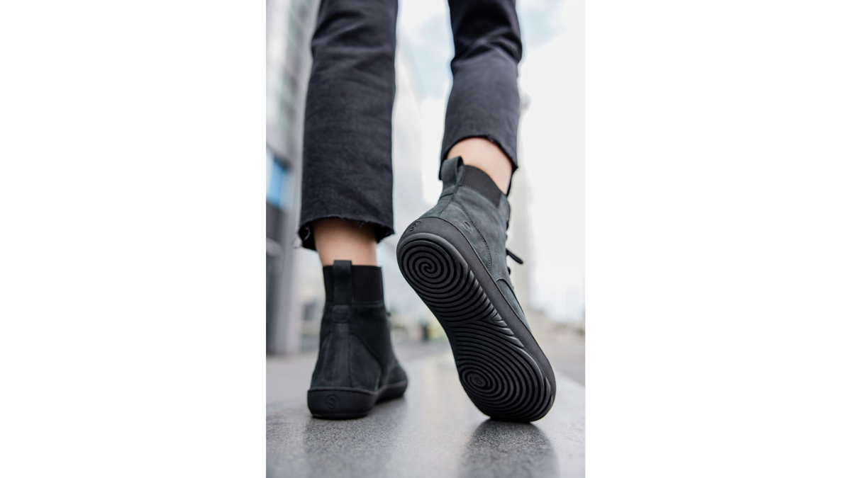 Barfußwinterstiefel, geschlossene Zehen und geschlossener Fersenbereich, Schnürung, flexible Sohle, schräge Rückansicht, am Fuß getragen