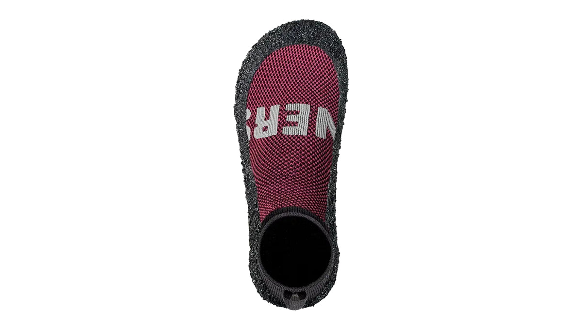 Skinners 2.0 in Grape, minimalistisch gestalteter Schuh mit hellroter Strickoberfläche, sichtbarem Skinners Schriftzug im Schaftbereich und schmalem Einstieg von oben.