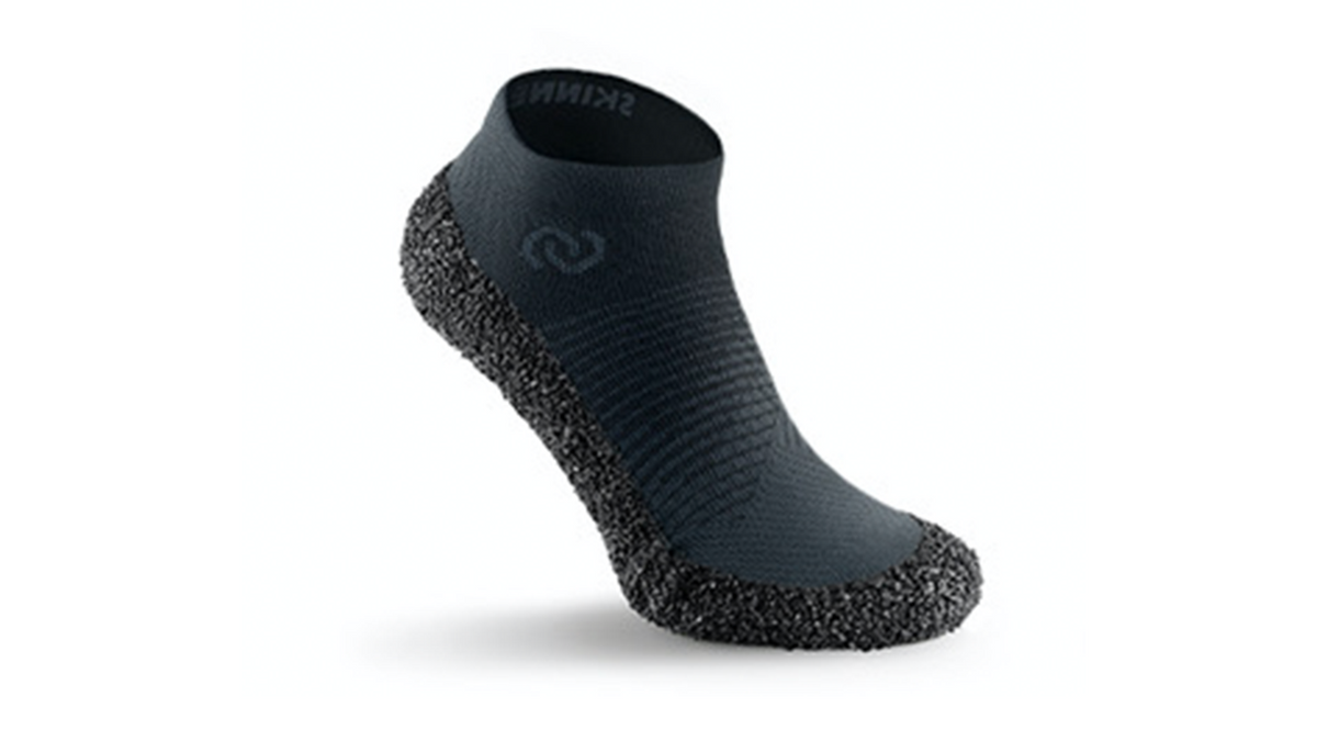 Barfußschuh in Sockenform mit breiter Zehenbox und strukturierter, flexibler Sohle, schräge Vorderansicht