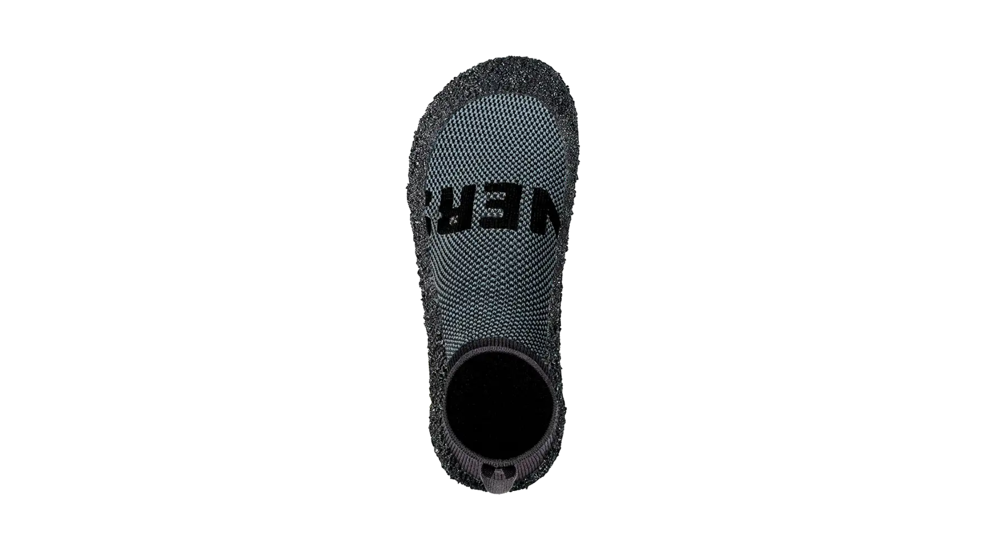 Skinners 2.0 in concrete, minimalistisch gestalteter Schuh mit hellroter Strickoberfläche, sichtbarem Skinners Schriftzug im Schaftbereich und schmalem Einstieg von oben.