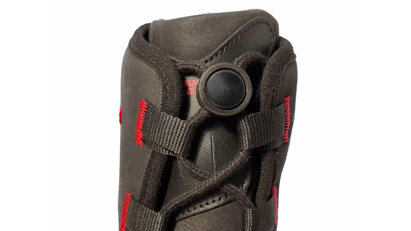 Kinder Barfußwinterstiefel, geschlossene Zehen und geschlossener Fersenbereich, Schnürsenkel, Detailansicht Schnürbereich, einzelner Schuh