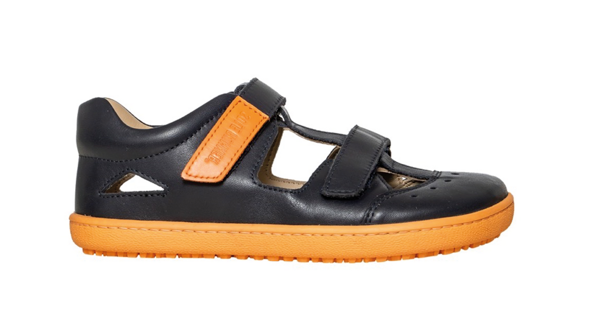 Kinder Barfußsandale, geschlossene Zehen und geschlossener Fersenbereich, zwei Klettverschlüsse und Riemen, flexible Sohle, einzelner Schuh, Seitenansicht außen