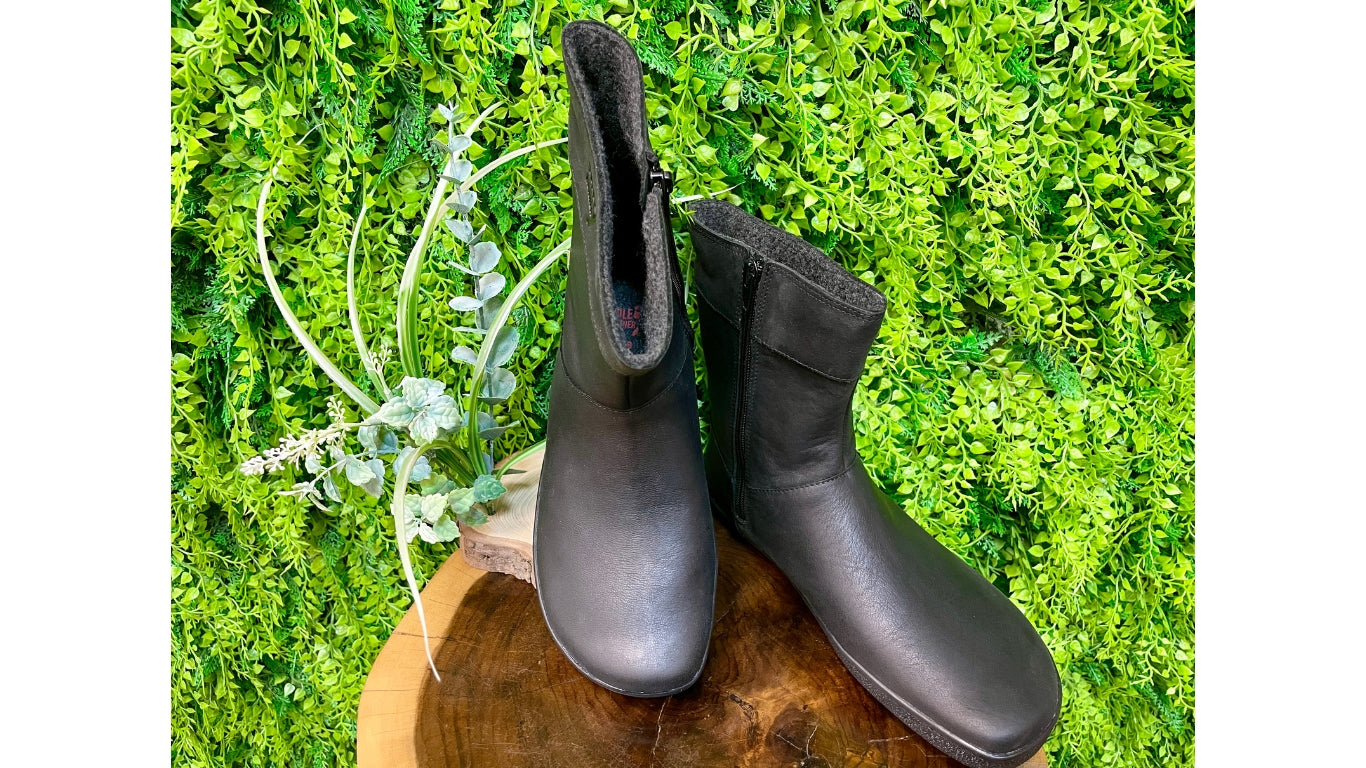 Barfußwinterstiefel, geschlossene Zehen und geschlossener Fersenbereich, ohne Verschluss, flexible Sohle, Paar, schräge Vorderansicht