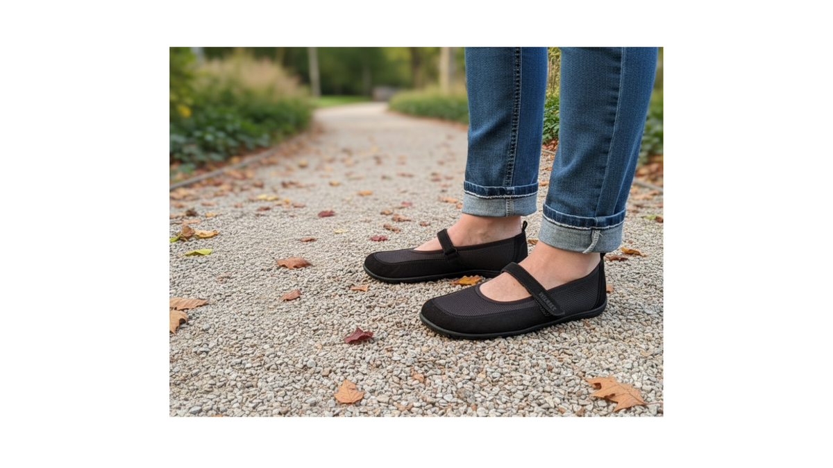 Ballerina-Barfußschuh mit Riemenverschluss, Mesh-Einsätzen und geschlossener Zehenpartie in Seitenansicht außen, getragen am Fuß