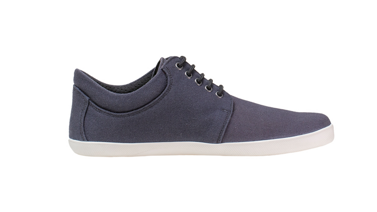 Barfußschuh, geschlossene Zehen und geschlossener Fersenbereich, Schnürsenkel, flexible Sohle, einzelner Schuh, Seitenansicht außen