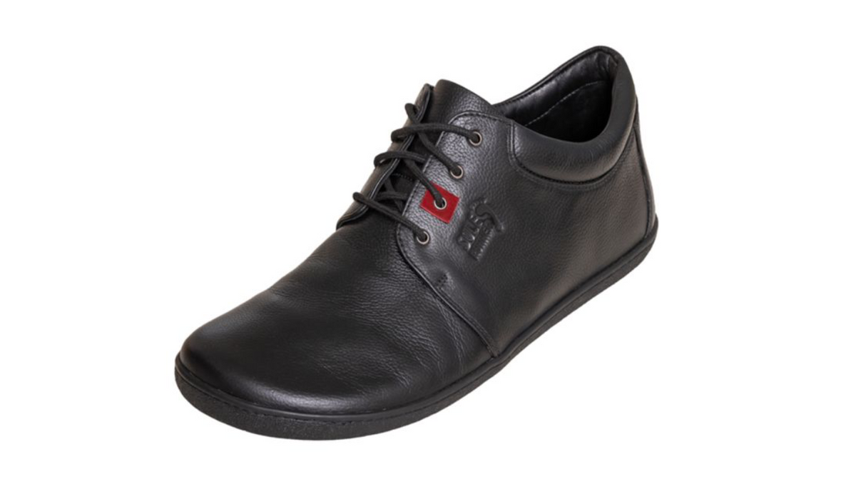 Barfußschuh, geschlossene Zehen und geschlossener Fersenbereich, Schnürsenkel, flexible Sohle, einzelner Schuh, schräge Vorderansicht