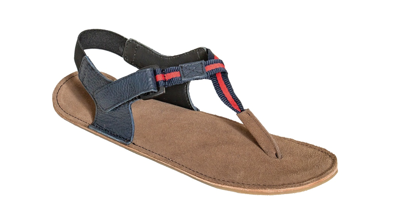 Barfußsandale Zehentrenner, offene Zehen und offener Fersenbereich, Riemen mit Fersenband, flexible Sohle, einzelner Schuh, schräge Vorderansicht