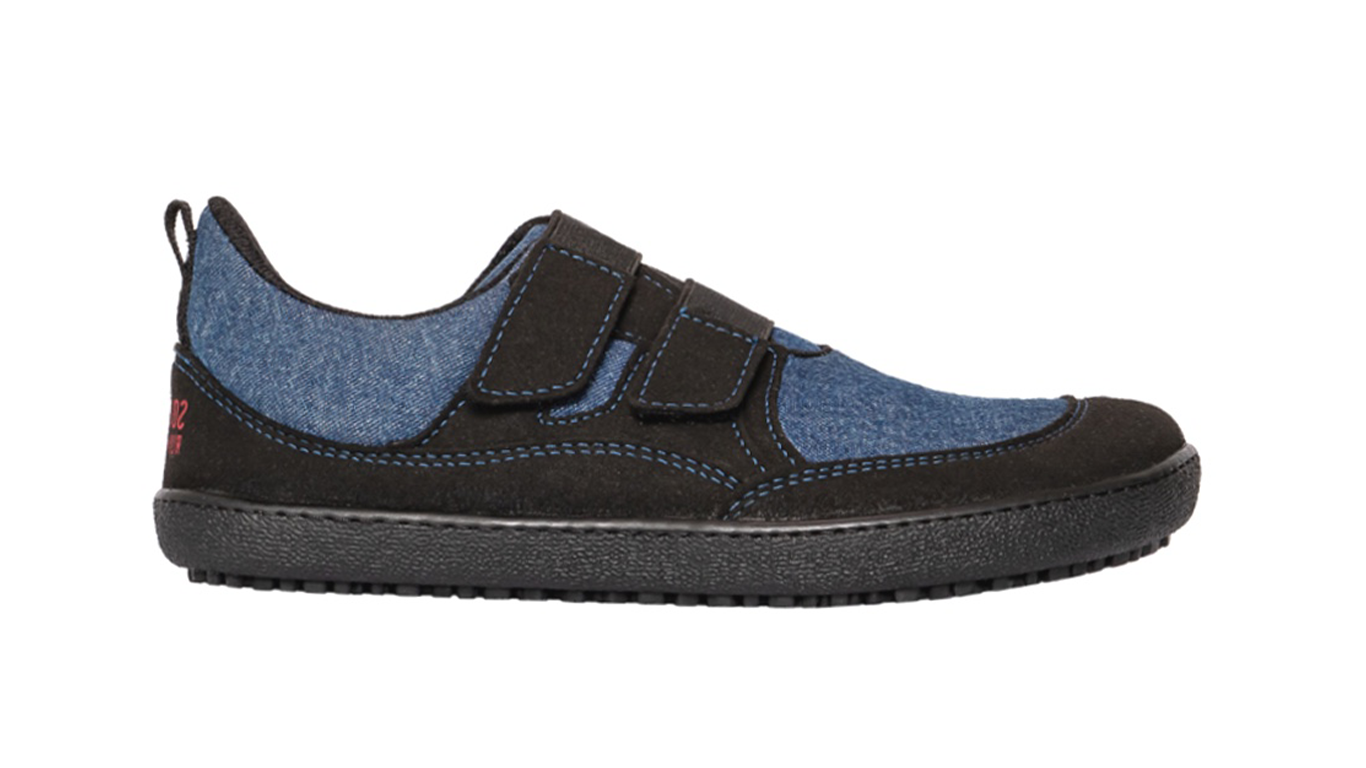Kinder Barfußschuh, geschlossene Zehen und geschlossener Fersenbereich, Klettverschluss, flexible Sohle mit Profil, einzelner Schuh, Seitenansicht außen