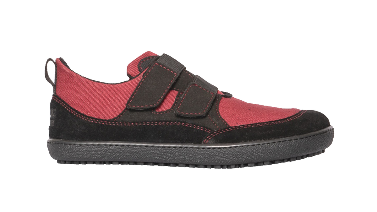 Kinder Barfußschuh, geschlossene Zehen und geschlossener Fersenbereich, Klettverschluss, flexible Sohle mit Profil, einzelner Schuh, Seitenansicht außen
