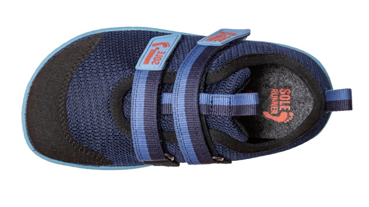 Kinder Barfußschuh, geschlossene Zehen und geschlossener Fersenbereich, zwei Klettverschlüsse, flexible Sohle, einzelner Schuh, Draufsicht