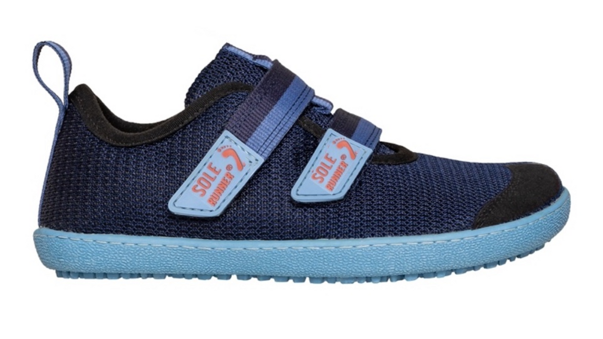 Kinder Barfußschuh, geschlossene Zehen und geschlossener Fersenbereich, zwei Klettverschlüsse, flexible Sohle, einzelner Schuh, Seitenansicht außen
