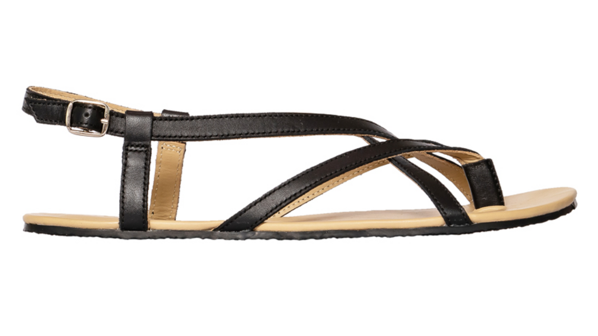 Barfußsandale Zehentrenner, offene Zehen und offener Fersenbereich, schmale Riemen mit Schnalle, flexible Sohle, einzelner Schuh, Seitenansicht außen