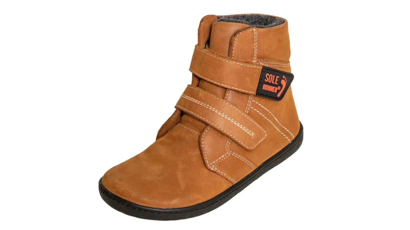 Barfußwinterstiefel für Kinder mit breiter Zehenbox, zwei Klettverschlüssen und geschlossenem Schaft, schräge Vorderansicht