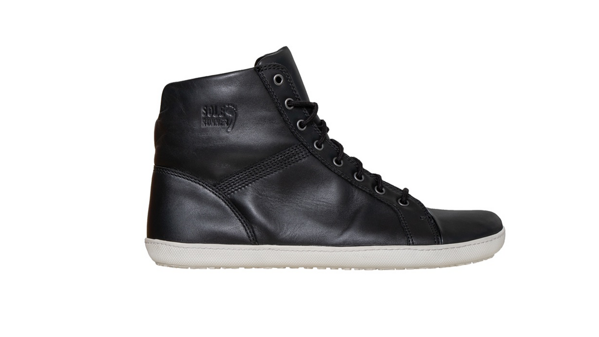 Barfußschuh High Cut, geschlossene Zehen und geschlossener Fersenbereich, Schnürsenkel, flexible Sohle, einzelner Schuh, Seitenansicht außen